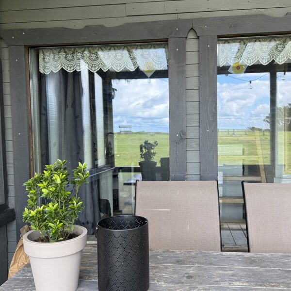 Mājiņa Nr 9 ar WC un DUŠU 4 pers. pretī jūrai